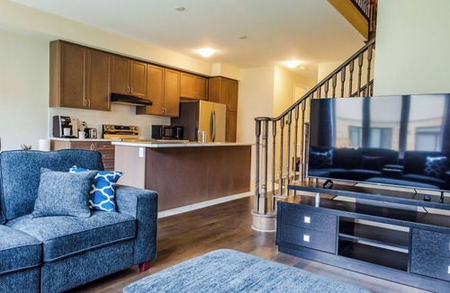 Thorold House | Modern Comforts: 4 Bedroom Family Home in Thorold | 20 Min to Falls