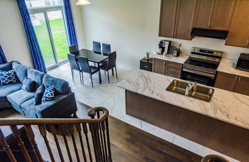 Thorold House | Modern Comforts: 4 Bedroom Family Home in Thorold | 20 Min to Falls