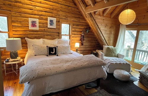 Town of Copake Hotel | Modern, cozy log cabin in Copake with AC and WiFi