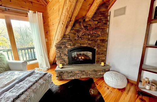 Town of Copake Hotel | Modern, cozy log cabin in Copake with AC and WiFi