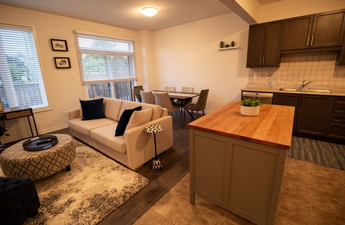 Grimsby House | Modern & Cozy Retreat -Lake Ontario & Wine Country