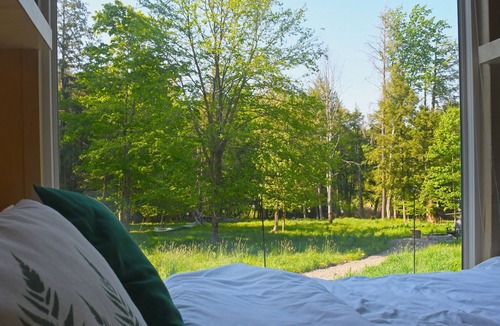 Jefferson House | Modern, Cozy, Romantic Tiny Home in the Woods! EV Fast Charging, WIFI, and More!