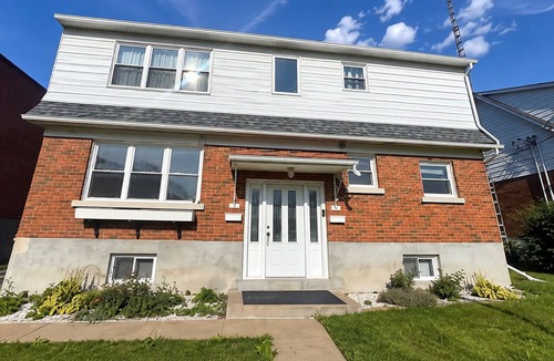 Laval Apartment | Modern Executive 2-Bedroom | Free Parking | Fast WiFi | Workspace | 31+ Day Stay