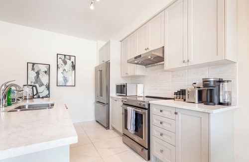Gormley House | Modern Family Haven | 3BR Upstairs + Private Lower Suite