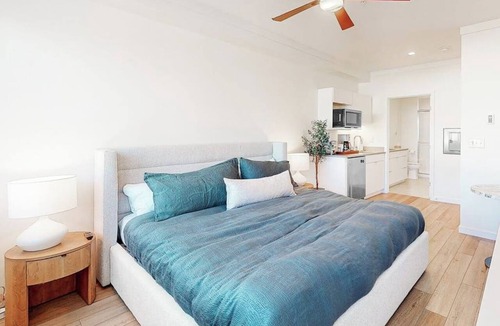 Fraser Condo | Modern ground-floor studio with mountain view, kitchenette & parking