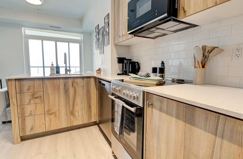 Kitchener Condo | Modern High-Rise Condo w City Views & Balcony