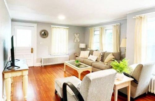 Cove - East Side - Shippan Villa | Modern Home off I-95 Perfect for Families & Business Stay with Ample Parking