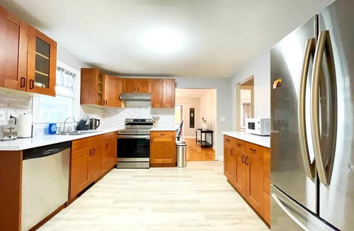 Cove - East Side - Shippan Villa | Modern Home off I-95 Perfect for Families & Business Stay with Ample Parking