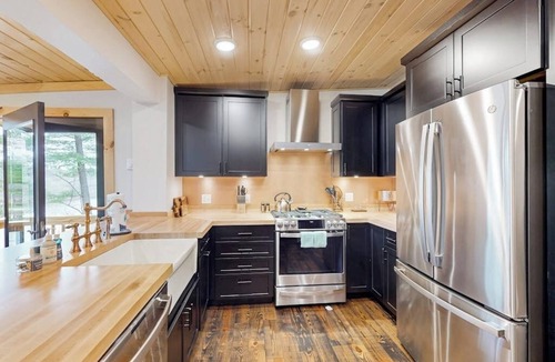 North Creek House | Modern home w/outdoor patio, screened in porch, balcony & peaceful river views