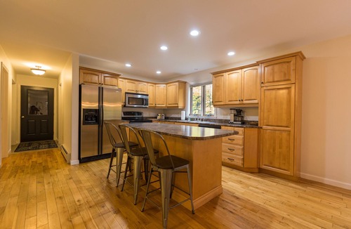 Jay House | Modern, Ideal Location, Family Friendly!