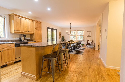 Jay House | Modern, Ideal Location, Family Friendly!