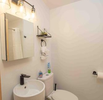Hamilton House | Modern Lake Retreat, Sleeps 8, 5 min to Colgate