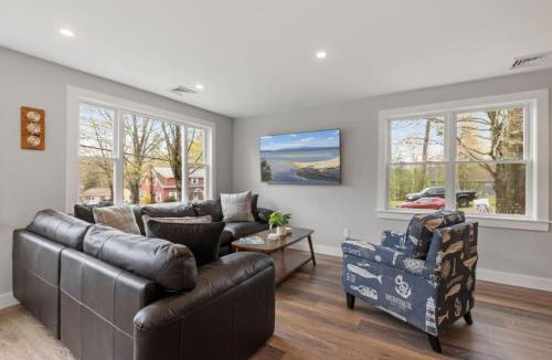 Gilford House | Modern Lakes Luxury, Winni & Minutes to Gunstock