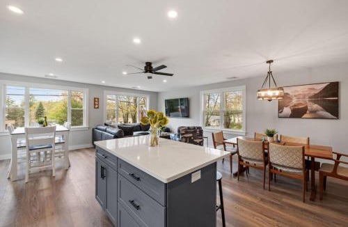Gilford House | Modern Lakes Luxury, Winni & Minutes to Gunstock