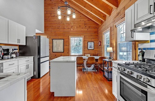 Warren Cabin | Modern Log Cabin with Fast Wi-Fi Near Sugarbush Resort & Warren Falls, Vermont