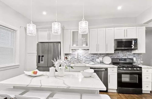 South Side Apartment | MODERN LUXE 3BEDROOMS/2BATHROOMS/4BEDS/PARKING -FIRST FLOOR APARTMENT