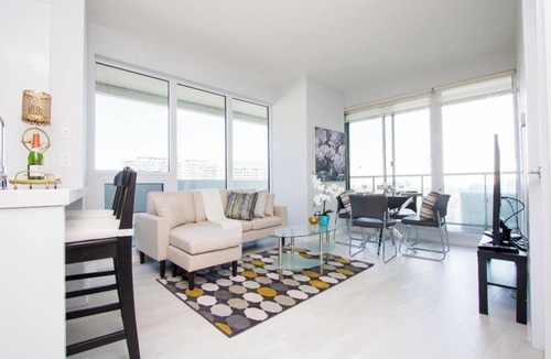 Mount Pleasant West Apartment | Modern Luxury 2 Bedroom Condo Steps from TTC