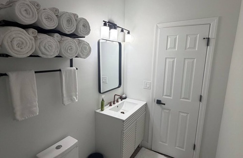 Communipaw Apartment | Modern Luxury 3BR Near NYC & Newark Airport