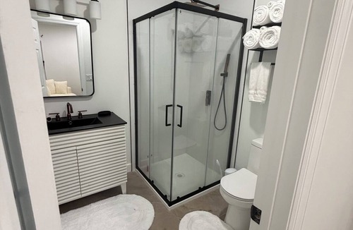 Communipaw Apartment | Modern Luxury 3BR Near NYC & Newark Airport