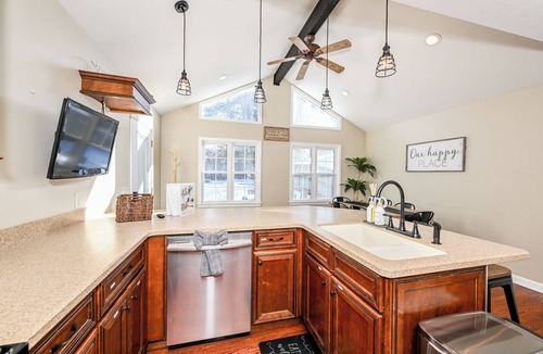 Cuyahoga Falls House | Modern Luxury - Cuyahoga Falls Spacious Retreat
