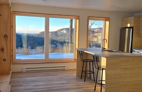 Lac-des-Seize-Iles Cottage | “Modern Mountain Retreat with Panoramic Views – 2BR, Sleeps 6, Ski or Retreat