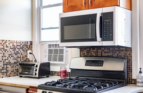 Jamaica Hills Apartment | Modern NYC 4BR - 5 Min to Subway, 10 to JFK/LGA, 30 to Manhattan!