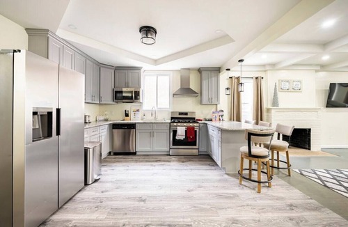 Jamaica Hills Apartment | Modern NYC 4BR - 5 Min to Subway, 10 to JFK/LGA, 30 to Manhattan!