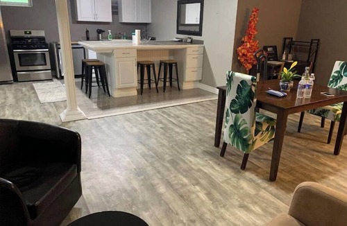 Erie House | Modern Pet ok15 min from beach. 25 min from slopes