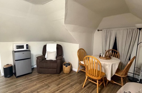 Glen Cove Apartment | Modern Private Suite on Quiet 3rd Floor
