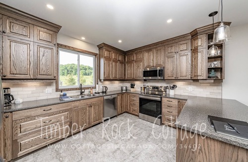 Muskoka Lakes Cottage | Modern- Rustic Muskoka Lakefront Cottage-sleeps up to 12. - Fall Getaway