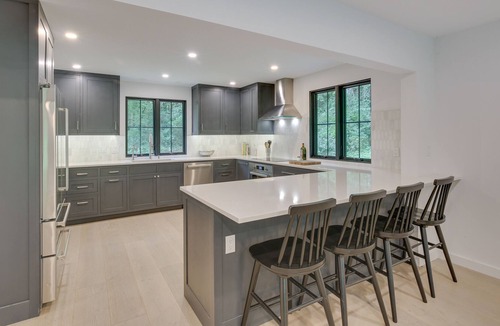 Sharon House | Modern Sharon Farmhouse: Spacious, Patio, Views