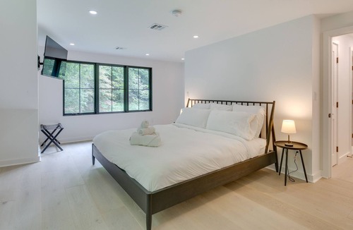 Sharon House | Modern Sharon Farmhouse: Spacious, Patio, Views