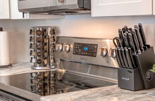 Edray Condo | Modern Snowshoe Retreat - 3BR/2BA - Walk to Slopes + Mountain Views