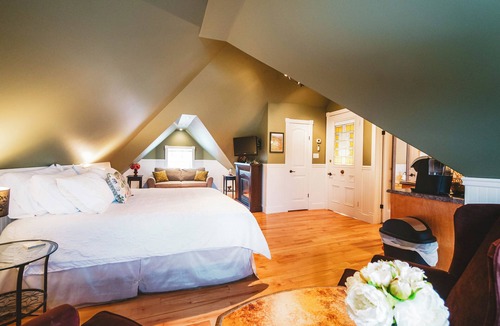Whitewater Region Bed & Breakfast | Modern, Spacious 4-Bedroom Home with Garden & Garage