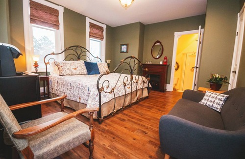 Whitewater Region Bed & Breakfast | Modern, Spacious 4-Bedroom Home with Garden & Garage