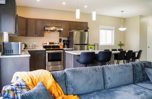 Niagara Falls House | Modern Spacious Home Near Niagara Falls | Free Parking + Fast WiFi