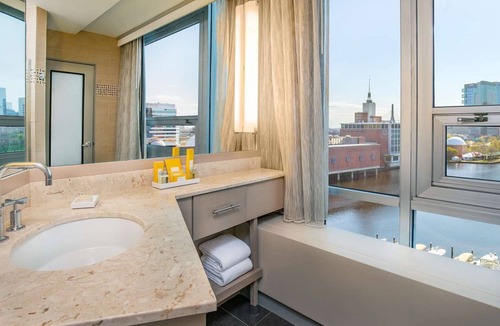 East Cambridge Hotel | Modern Stay | Near Cambridge Landmarks