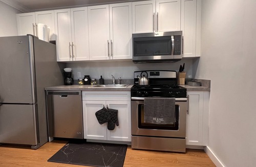 Norwalk Apartment | Modern studio with King bed -3 mins from downtown SONO