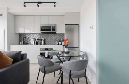 The Queensway Apartment | Modern Suite, Panoramic Views, Parking
