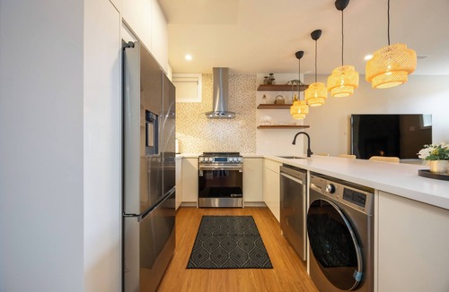 Pickering Apartment | Modern Suite, Sleeps 6, Private Entry,Free Parking, 40 min to Downtown Toronto .
