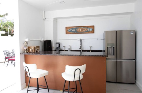 Surf City House | Modern Surf City Suite w/Courtyard: 2 Blocks from Beach & Bay