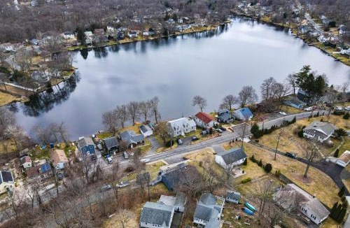 Plymouth House | Modern Terryville Cottage w/Deck & Lake View!