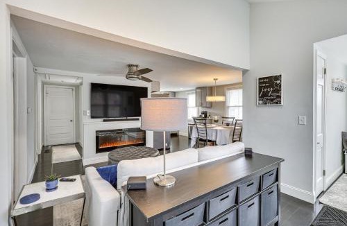 Plymouth House | Modern Terryville Cottage w/Deck & Lake View!