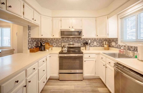 North Woodstock House | Modern Townhome- Walk to Brewery