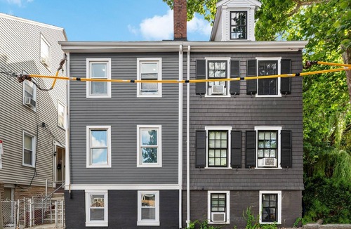 Thompson Square - Bunker Hill House | Modern & Walkable to city sights. A 4-bedroom house in wonderful Boston