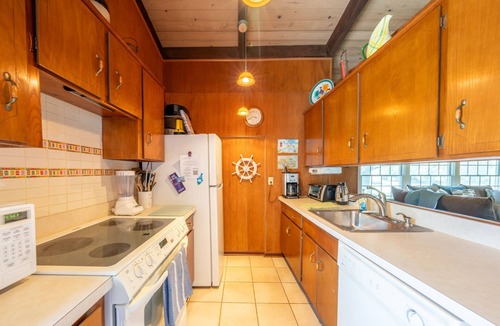 Culloden Shores House | Montauk Beach Retreat — 3BR, Steps to Beach, BBQ, Patio & Outdoor Shower