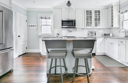 Fifth Ward House | MONTHLY Classic Newport Cottage with Parking and Walk to Downtown