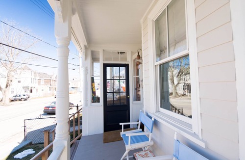 Fifth Ward House | MONTHLY Classic Newport Cottage with Parking and Walk to Downtown