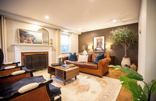 Mount Lebanon House | Moody Dream Stay - King + Garage + Netflix