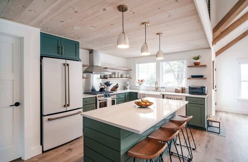 North Conway House | Moon Meadow Farmhouse: luxury getaway w/hot tub